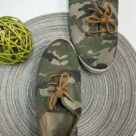 🔥4/$25 TIME AND TRU Camo Canvas Flats Size 9 - Picture 1 of 6